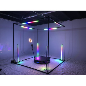 Alquiler plataforma giratoria con cubo de luz