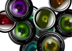 Una película de bajo presupuesto se gana en las decisiones inteligentes, no en el dinero. Te contamos cómo dimensionar el equipo para rodar cine en Madrid sin disparar el coste. El equipo esencial Bloque Opción low cost Cámara Full frame de cine (Sony FX / Canon Cinema EOS) Óptica Un zoom de cine + uno o dos fijos luminosos Iluminación 2-3 focos LED + modificadores y reflectores Grip Trípode, banderas y lo esencial de sujeción Energía V-lock para movilidad; EcoFlow si hace falta Trucos para ajustar el presupuesto • Alquila por semanas en lugar de jornadas sueltas. • Aprovecha la luz natural y los reflectores antes de añadir focos. • Planifica para alquilar justo lo que vas a usar. • Concentra los días de rodaje para reducir días de alquiler. Alquilar el equipo en Visualrent ¿Preparas un rodaje o un evento en Madrid? Consulta disponibilidad en visualrent.es: reserva online (o por teléfono y WhatsApp, 616 685 636), sin fianza, con envío al set o a tu evento, pago flexible y asesoramiento para configurar el equipo. Precios orientativos; se presupuesta por días y configuración. Pide un presupuesto a medida. Preguntas frecuentes ¿Qué cámara para una peli low cost? Una full frame de cine como la Sony FX6 o una Canon Cinema EOS ofrece gran calidad por un coste contenido. ¿Conviene alquilar por semanas? Sí, reduce mucho el coste por día frente a alquilar jornadas sueltas.