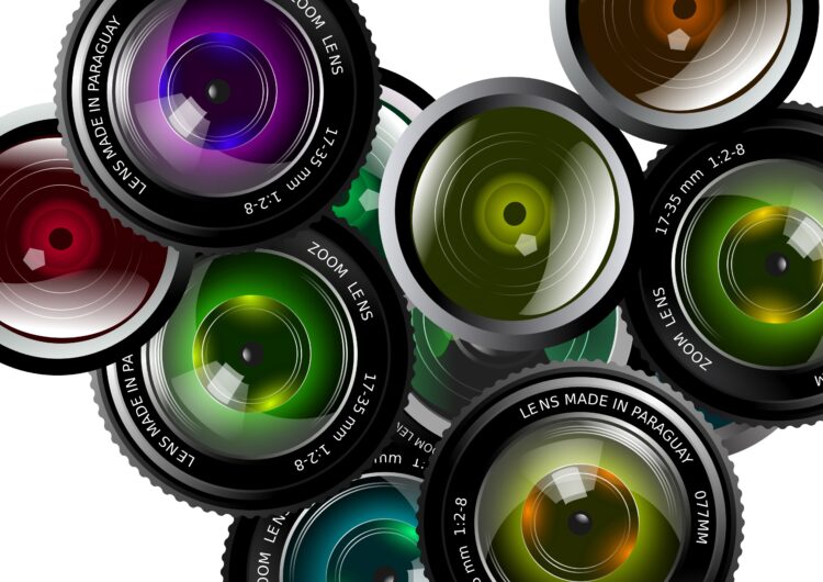 Una película de bajo presupuesto se gana en las decisiones inteligentes, no en el dinero. Te contamos cómo dimensionar el equipo para rodar cine en Madrid sin disparar el coste. El equipo esencial Bloque Opción low cost Cámara Full frame de cine (Sony FX / Canon Cinema EOS) Óptica Un zoom de cine + uno o dos fijos luminosos Iluminación 2-3 focos LED + modificadores y reflectores Grip Trípode, banderas y lo esencial de sujeción Energía V-lock para movilidad; EcoFlow si hace falta Trucos para ajustar el presupuesto • Alquila por semanas en lugar de jornadas sueltas. • Aprovecha la luz natural y los reflectores antes de añadir focos. • Planifica para alquilar justo lo que vas a usar. • Concentra los días de rodaje para reducir días de alquiler. Alquilar el equipo en Visualrent ¿Preparas un rodaje o un evento en Madrid? Consulta disponibilidad en visualrent.es: reserva online (o por teléfono y WhatsApp, 616 685 636), sin fianza, con envío al set o a tu evento, pago flexible y asesoramiento para configurar el equipo. Precios orientativos; se presupuesta por días y configuración. Pide un presupuesto a medida. Preguntas frecuentes ¿Qué cámara para una peli low cost? Una full frame de cine como la Sony FX6 o una Canon Cinema EOS ofrece gran calidad por un coste contenido. ¿Conviene alquilar por semanas? Sí, reduce mucho el coste por día frente a alquilar jornadas sueltas.